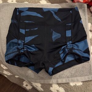 Lululemon Liberty High Rise Shorts in the Back Spin Stroke Poseidon Black color